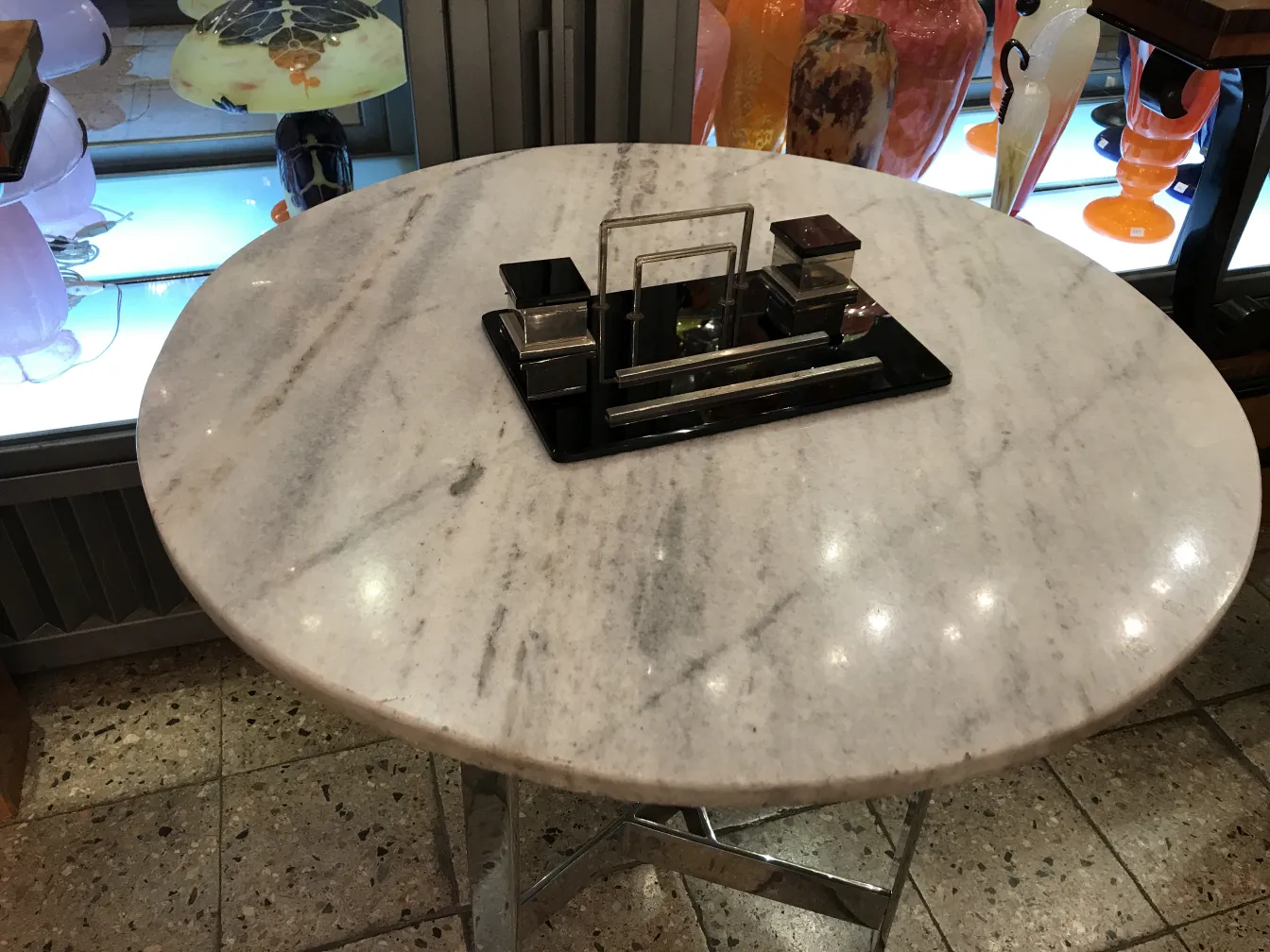 tinteiro antigo com detalhes elegantes na mesa