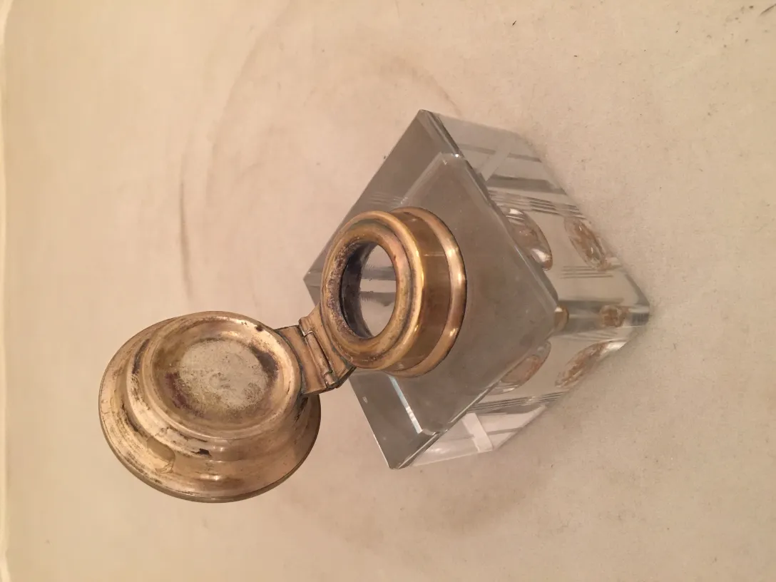 tinteiro antigo com design elegante e tampa metálica