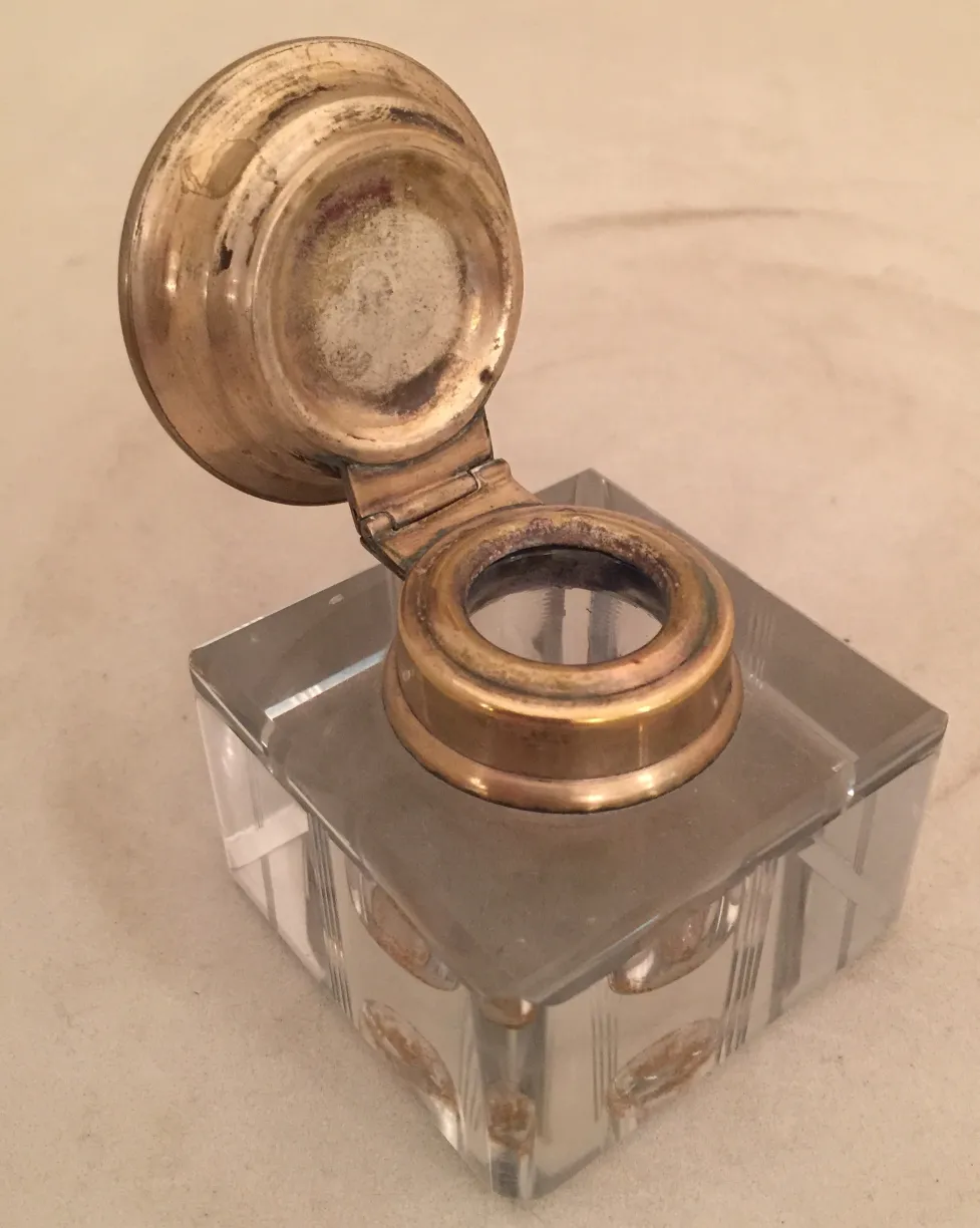 encrier ancien avec couvercle, forme carrée et décor doré