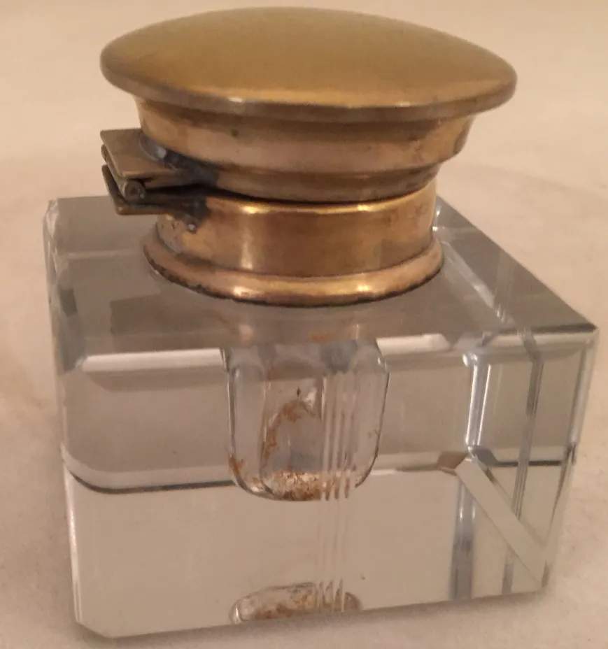 antikes Kristalltintenfass mit goldenem Deckel, elegantes Design