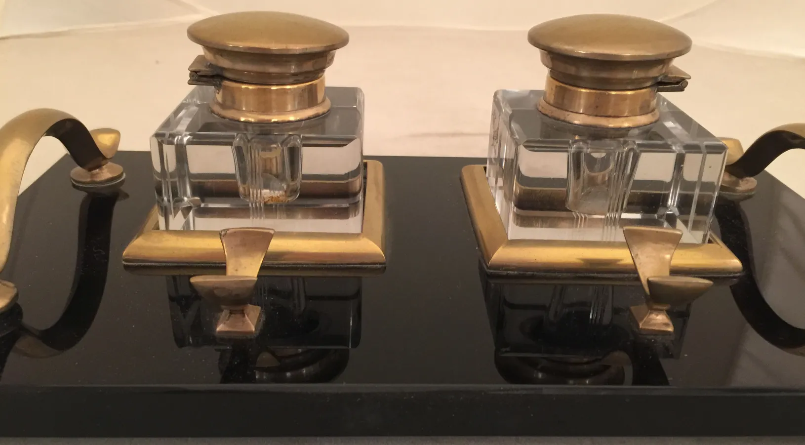 antikes Glas-Tintenfass mit goldenem Deckel und schwarzem Sockel