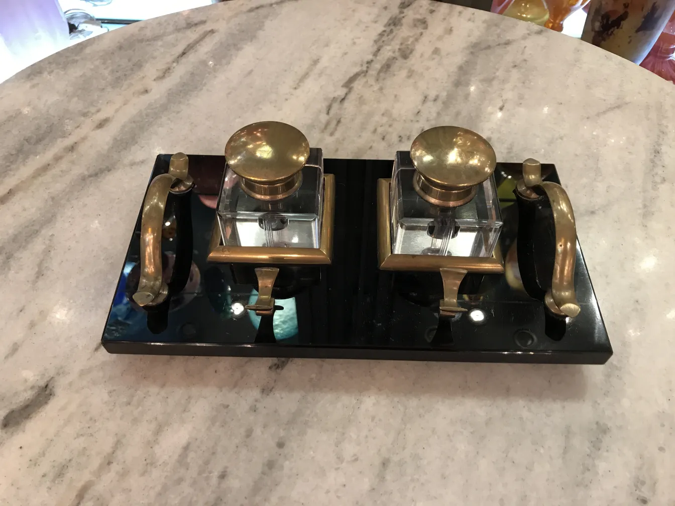 tintero antiguo sobre superficie brillante con detalles dorados