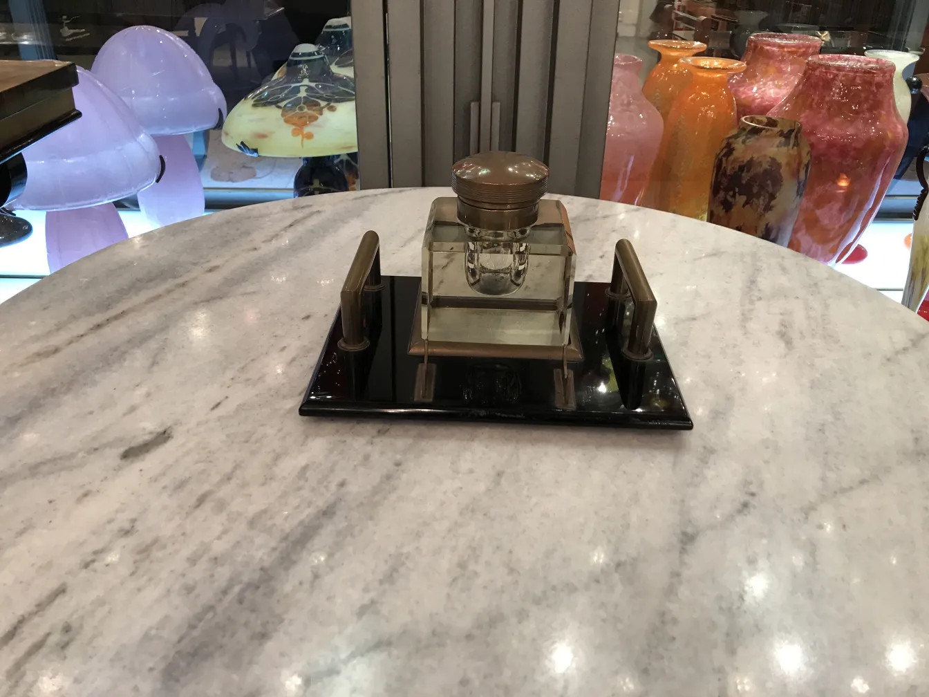 黒い台座と装飾のある古いインク壺