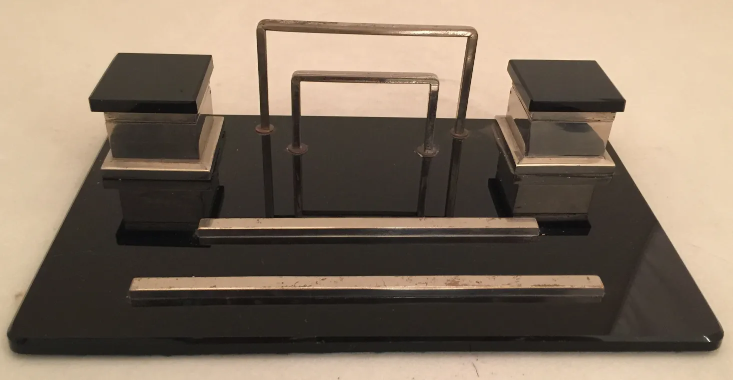 tintero antiguo con tapa negra y base elegante