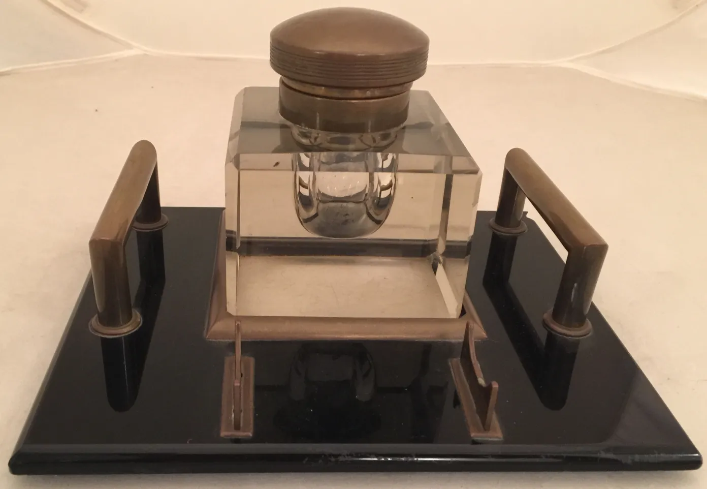 Calamaio antico decorativo con dettagli metallici e forma rettangolare.