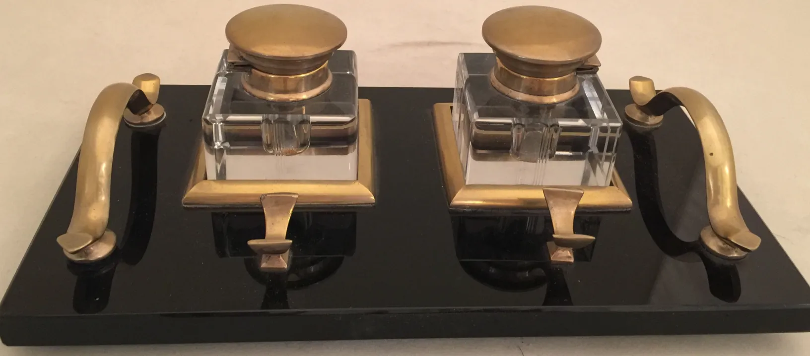 tinteiro antigo em vidro com tampa dourada e suporte preto