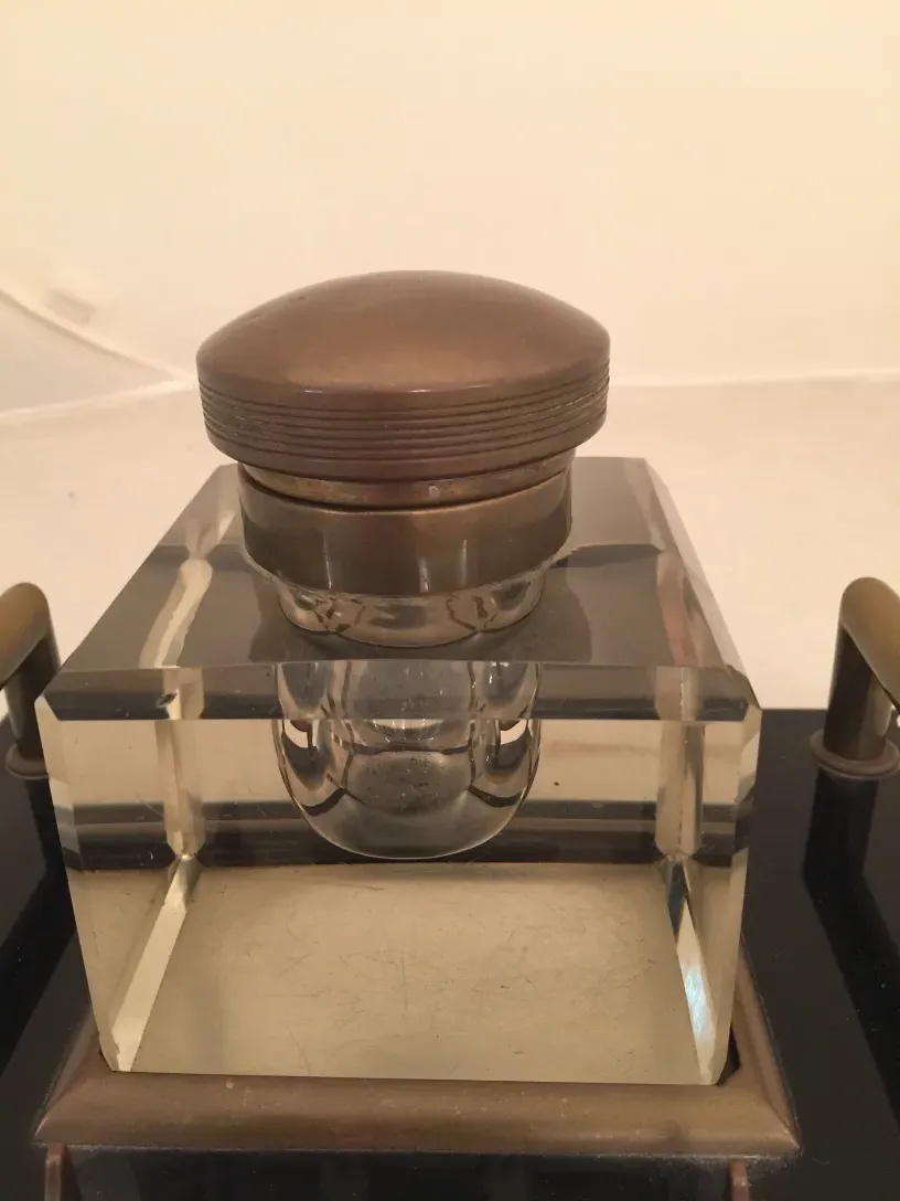 calamaio antico con coperchio in metallo e base in vetro chiaro, decorato, atmosfera classica