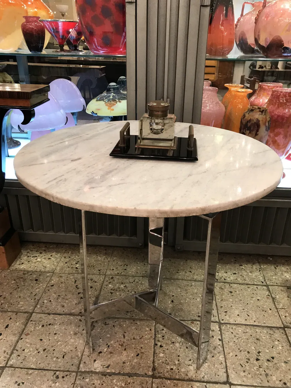 encrier ancien sur table en marbre, arrière-plan coloré