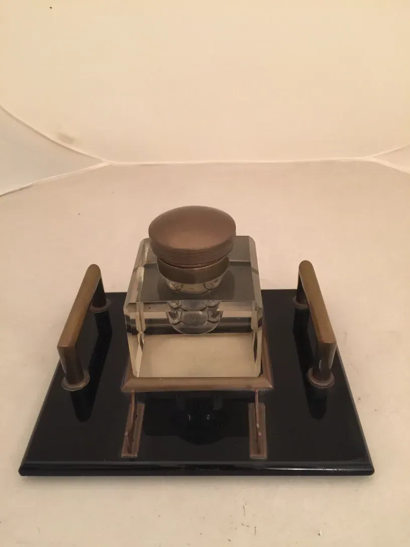 старинная стеклянная чернильница с детализированной крышкой и черной основой