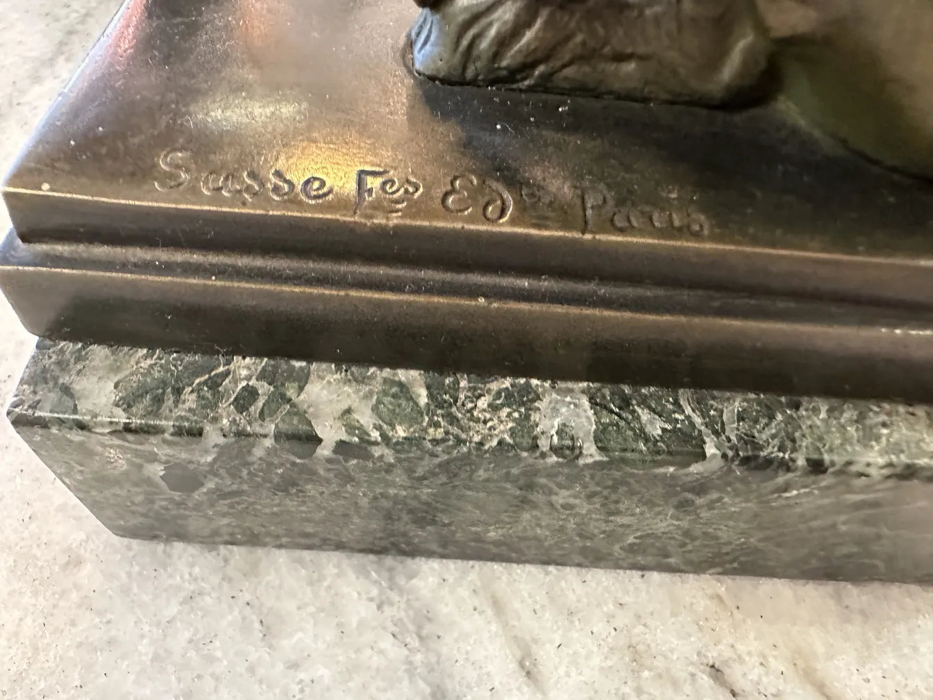 Serre-livres anciens décoratifs avec base verte, détail de la signature.