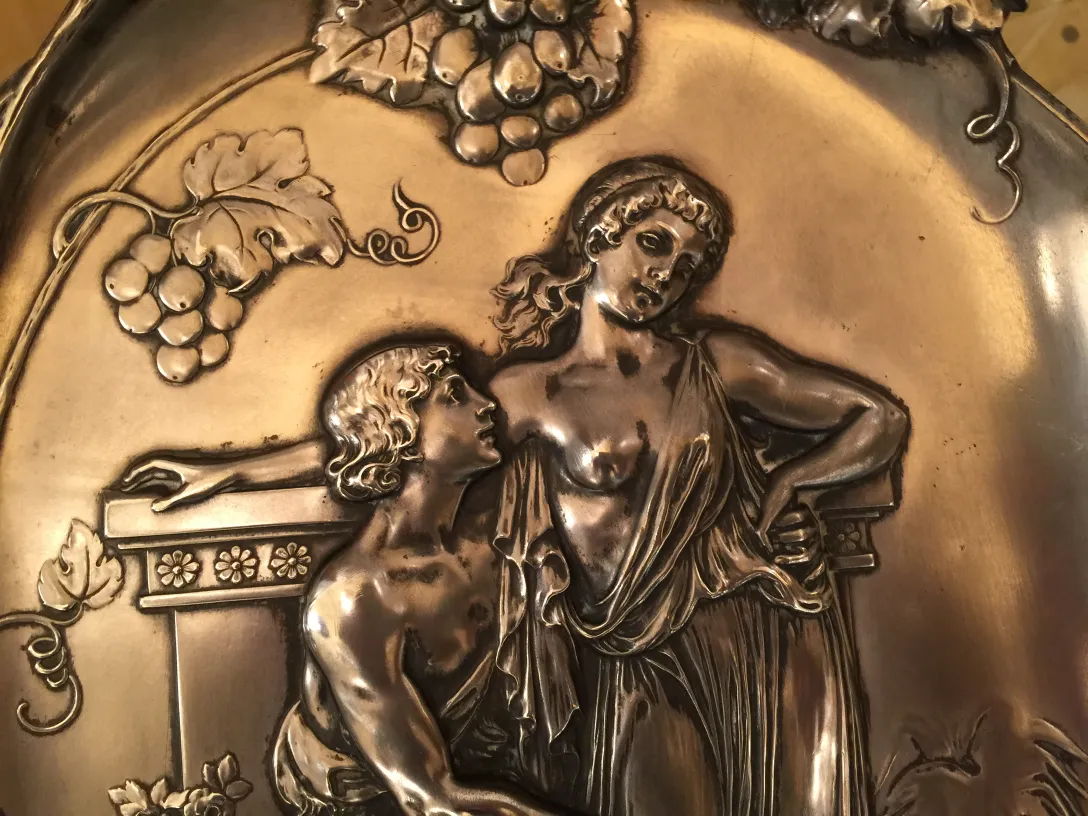 künstlerisches design auf zwei antiken wandtafeln mit figuren