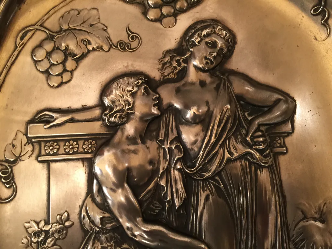 dettagli di 2 targhe da muro antiche con figure e uva