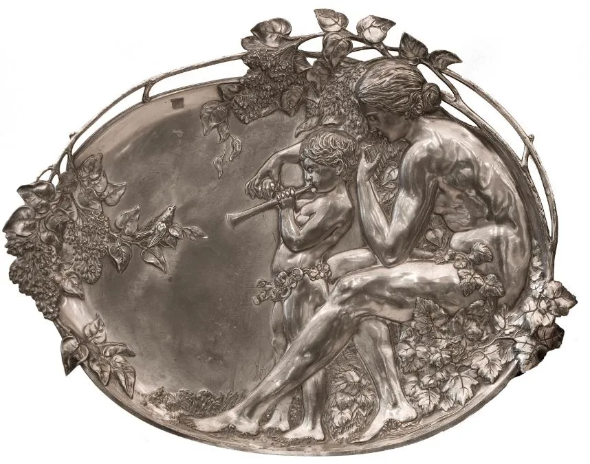 Две антикварные настенные таблички с декоративными сценами.