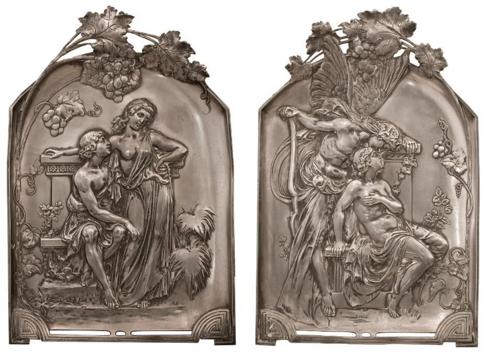 duas placas de parede antigas com figuras em relevo wmf