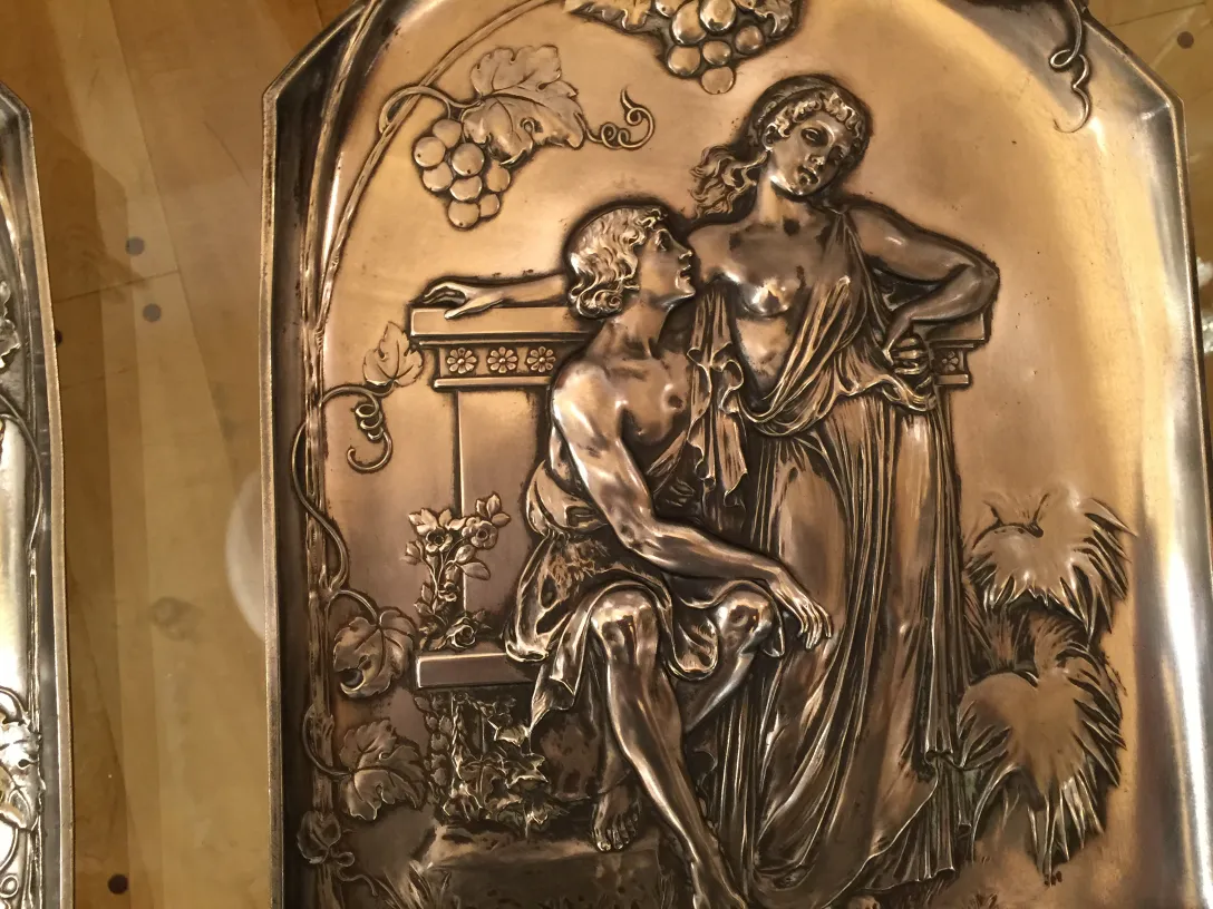 2 placas de pared antiguas con hermosas figuras, decorativas y elegantes.