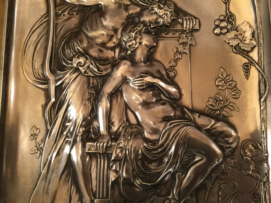 antikes design mit menschlichen figuren in relief auf tafeln