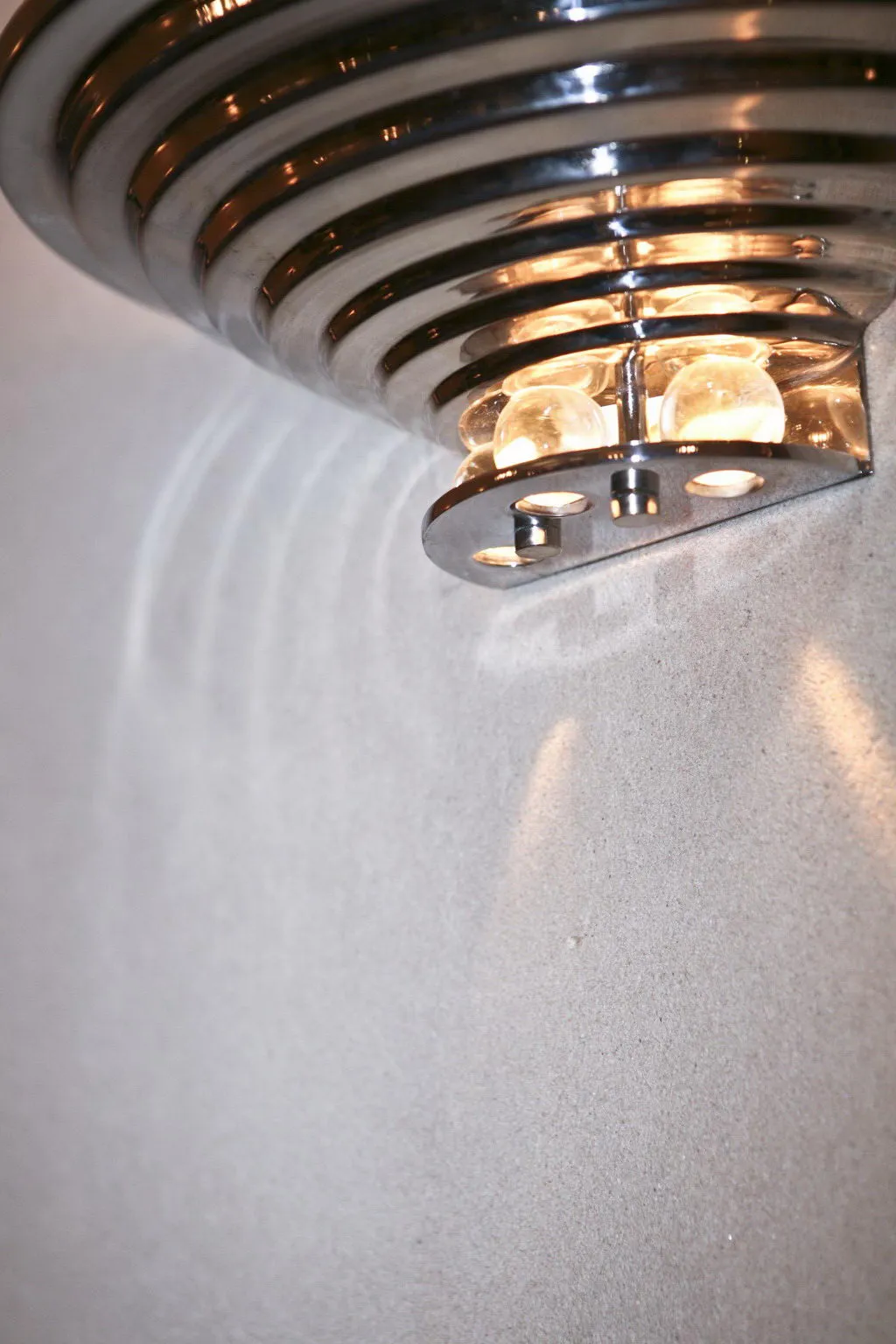 Antiguo par de apliques de pared con forma redonda y luz cálida