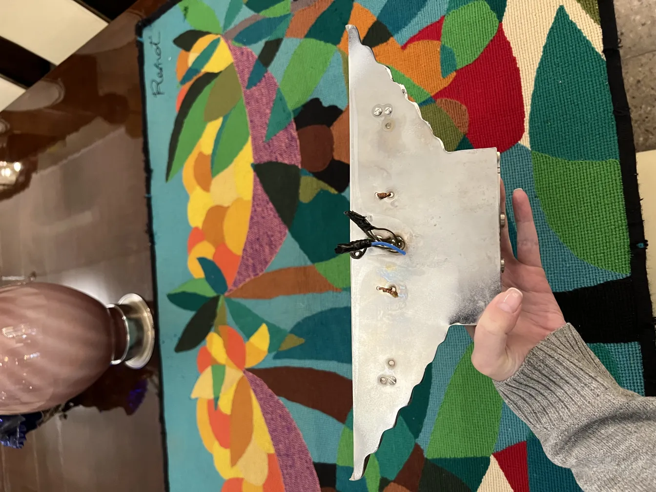 Coppia di applique antiche con forma dinamica in un ambiente colorato