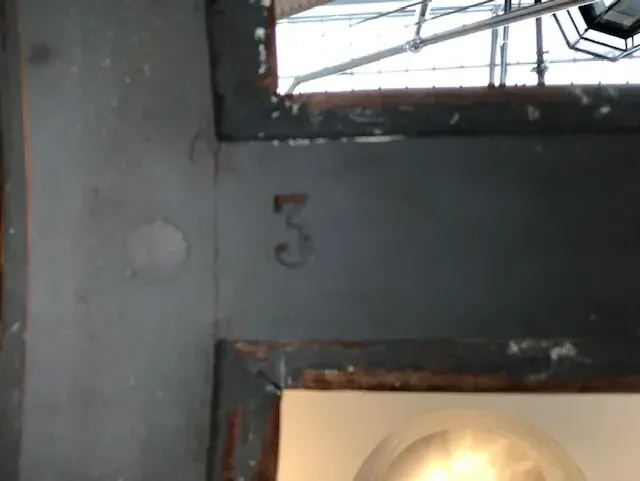 table ancienne pour 8 personnes, entourée d'une décoration unique et d'une lumière