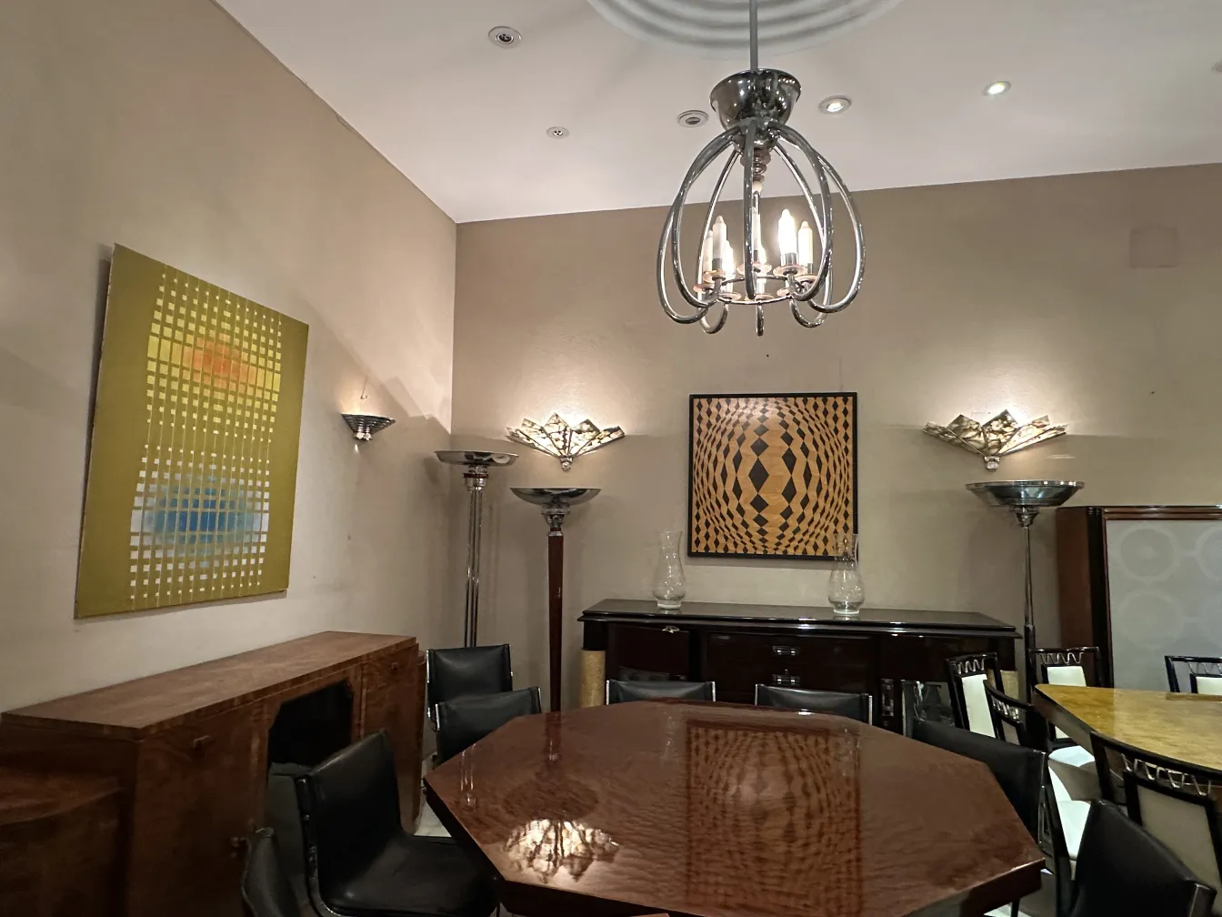 Coppia di applique antiche in un ambiente elegante, illuminazione di stile.