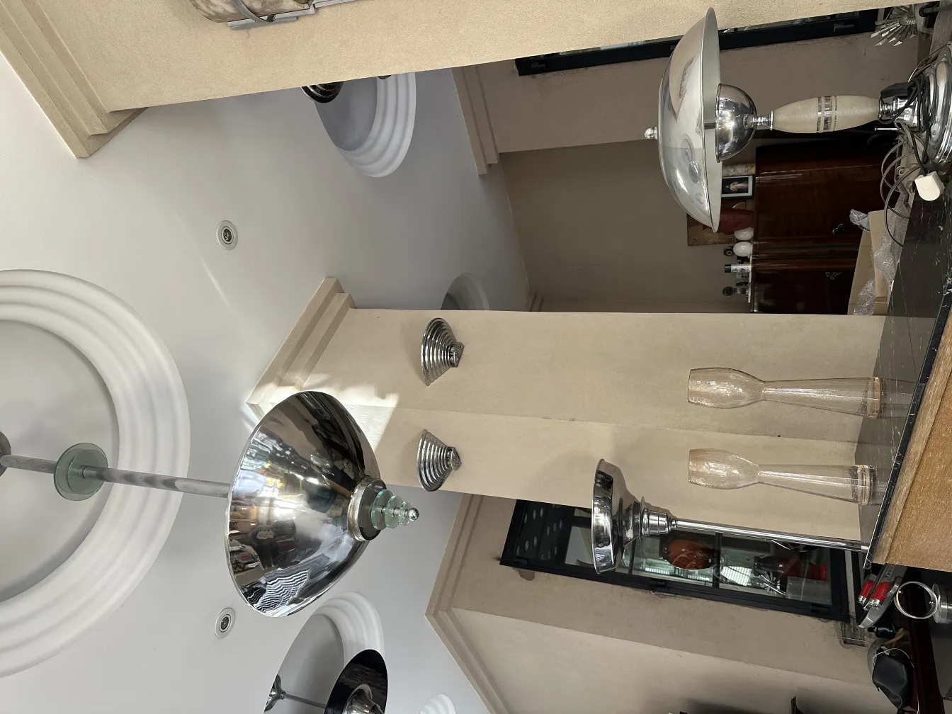 par de luminárias de parede antigas com design elegante na casa