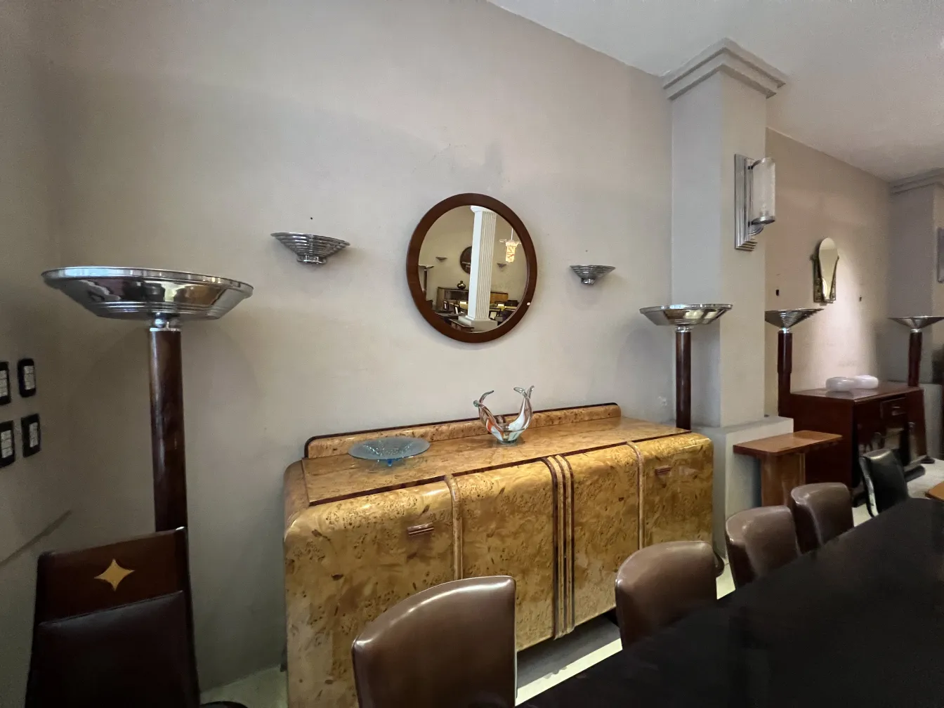 Par de apliques antiguos en la pared, diseño elegante y clásico, rodeados de decoración vintage.