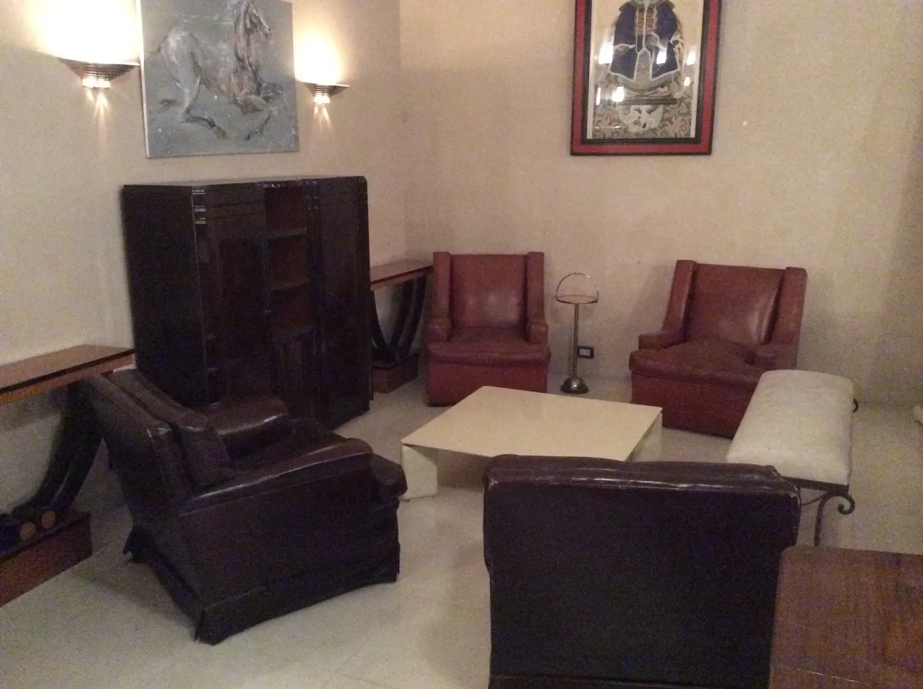 部屋に優しい光を提供する古い壁灯のペア