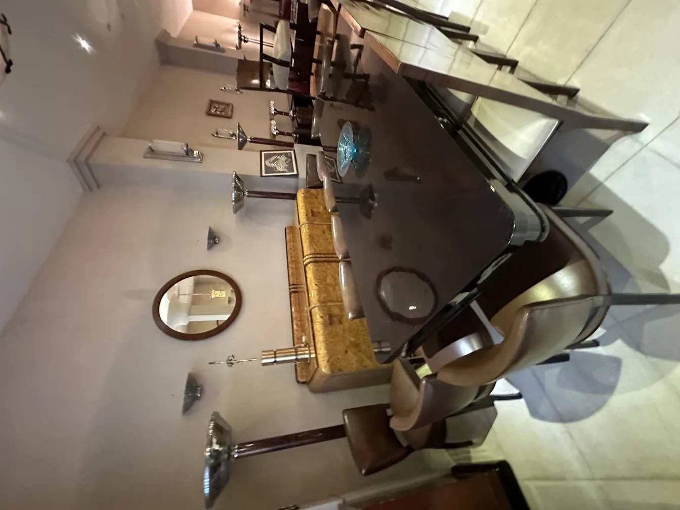 Deux appliques anciennes dans un cadre élégant avec une table et des chaises