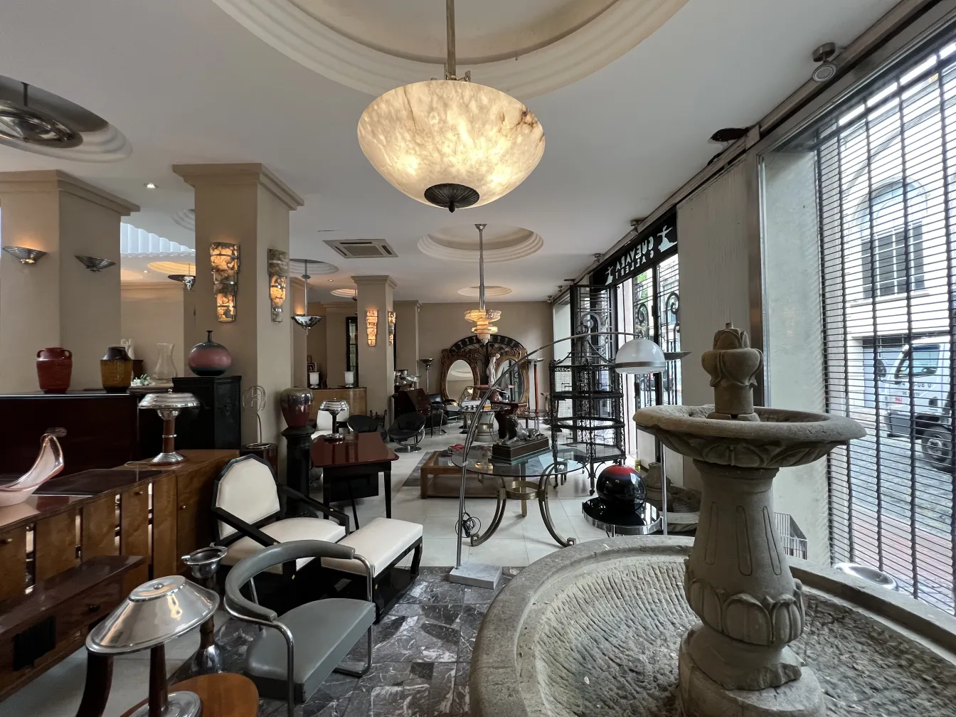 Paire d'appliques anciennes dans un environnement chaleureux avec des lampes allumées.