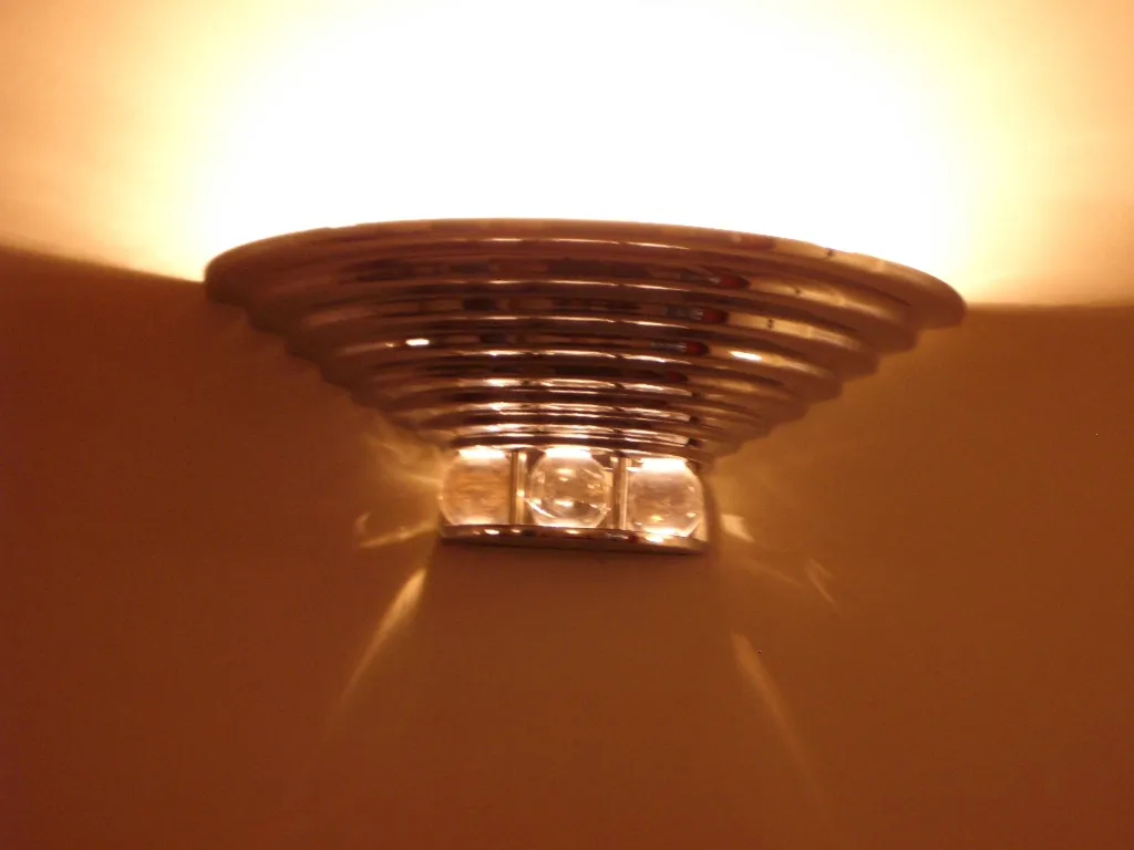 coppia di applique antiche con design circolare