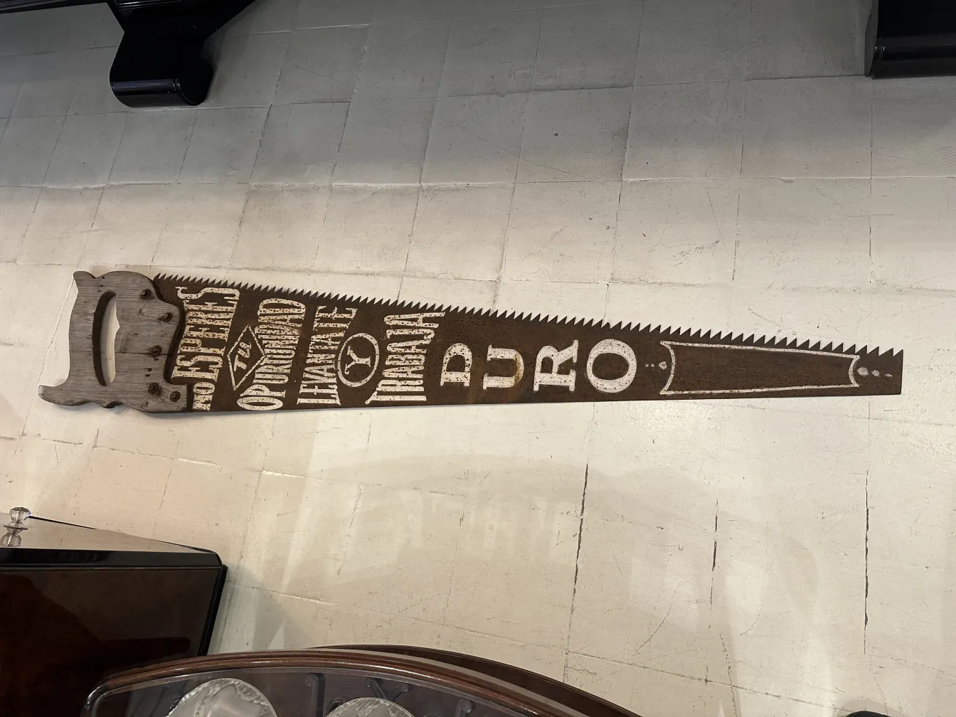 Selezione per sega pubblicitaria antica con design decorativo.