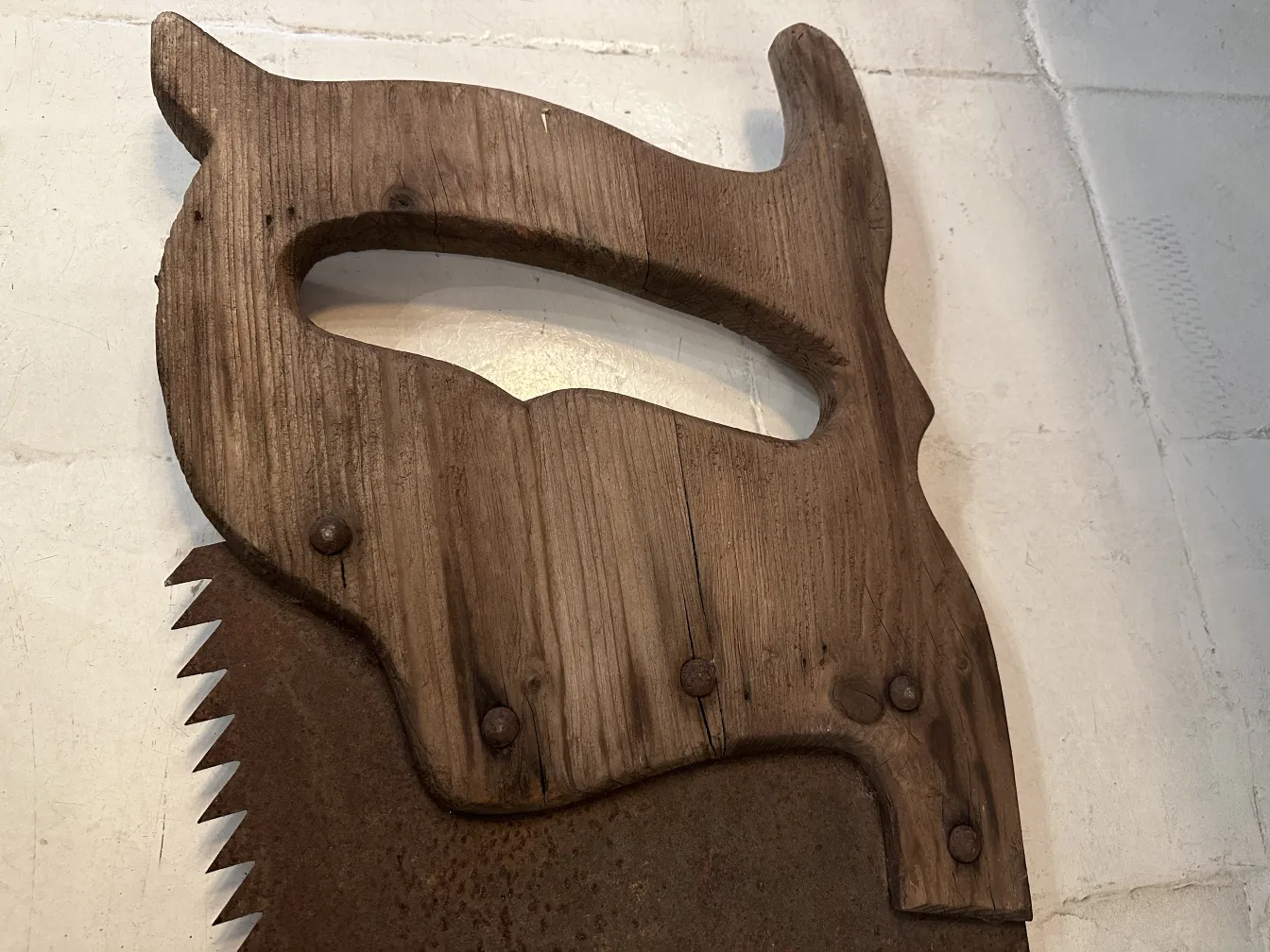 Antike Werbesäge mit Holzgriff