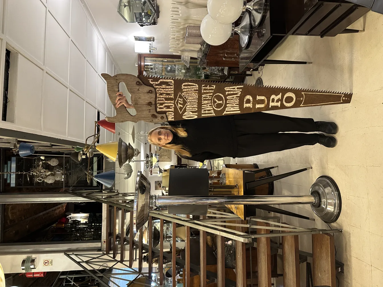 Antike Handsäge in einem Vintage-Setting