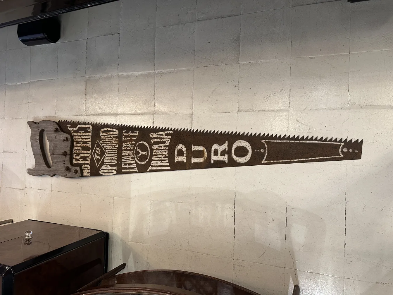 منشار الدعاية القديم مع تفاصيل مطبوعة وشكل كلاسيكي