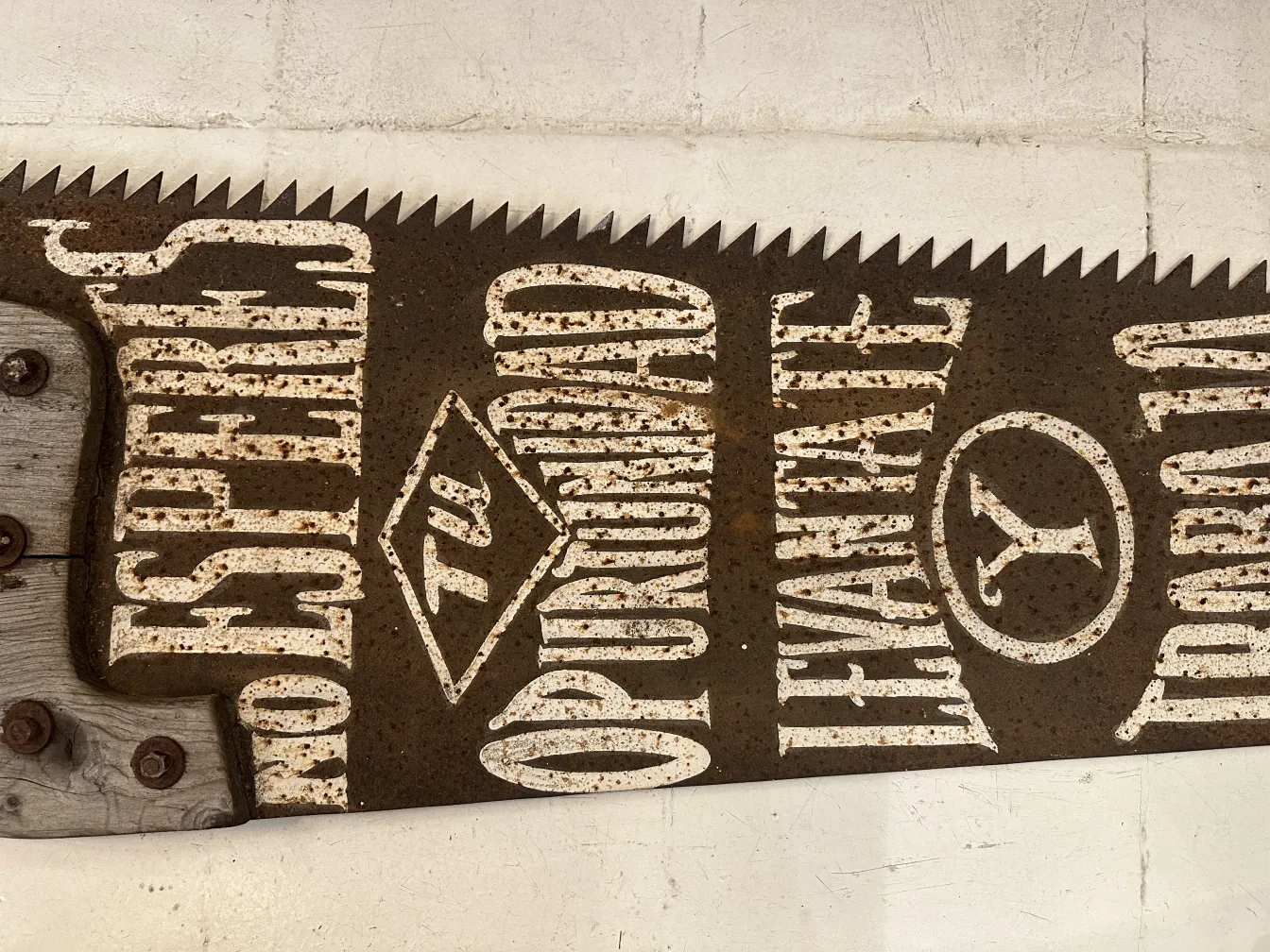 Antike Handsäge mit dekorativen Details und Schriftzug