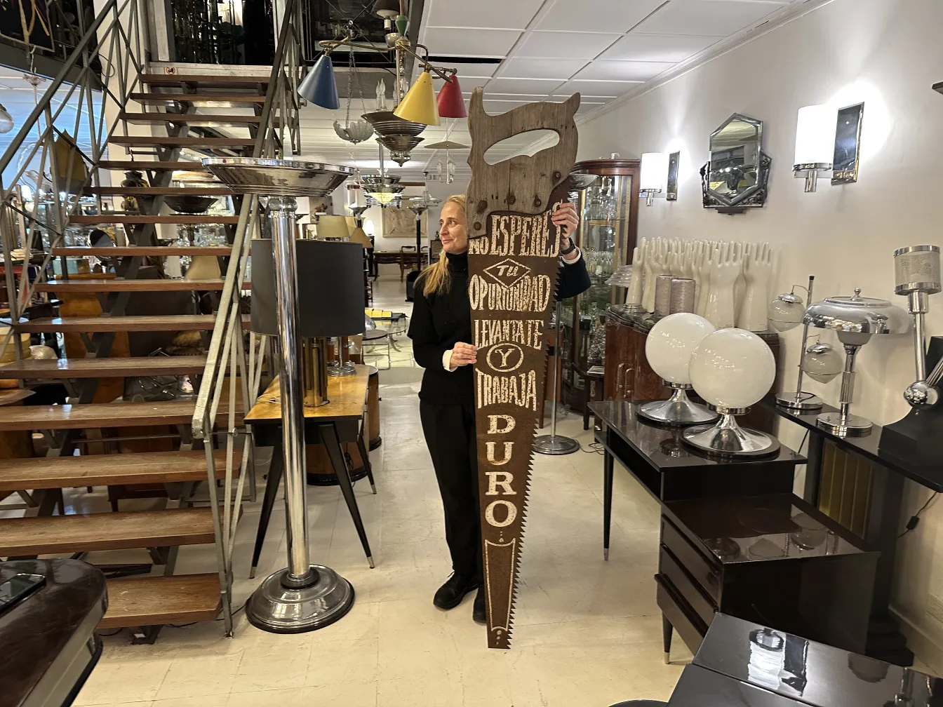 古董广告锯陈列在古董店里。