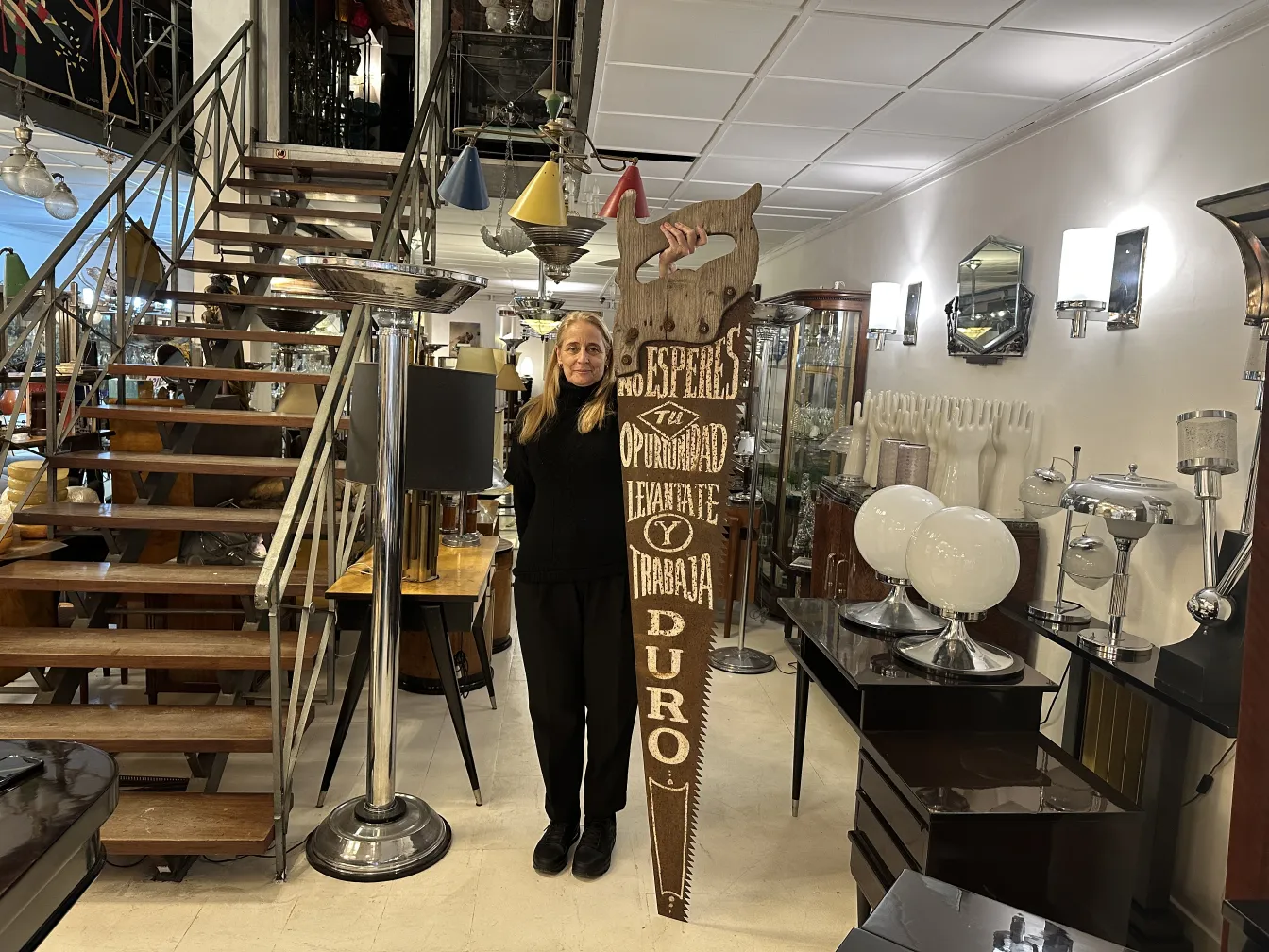 منشار الدعاية القديم مع نقوش في بيئة من التحف.