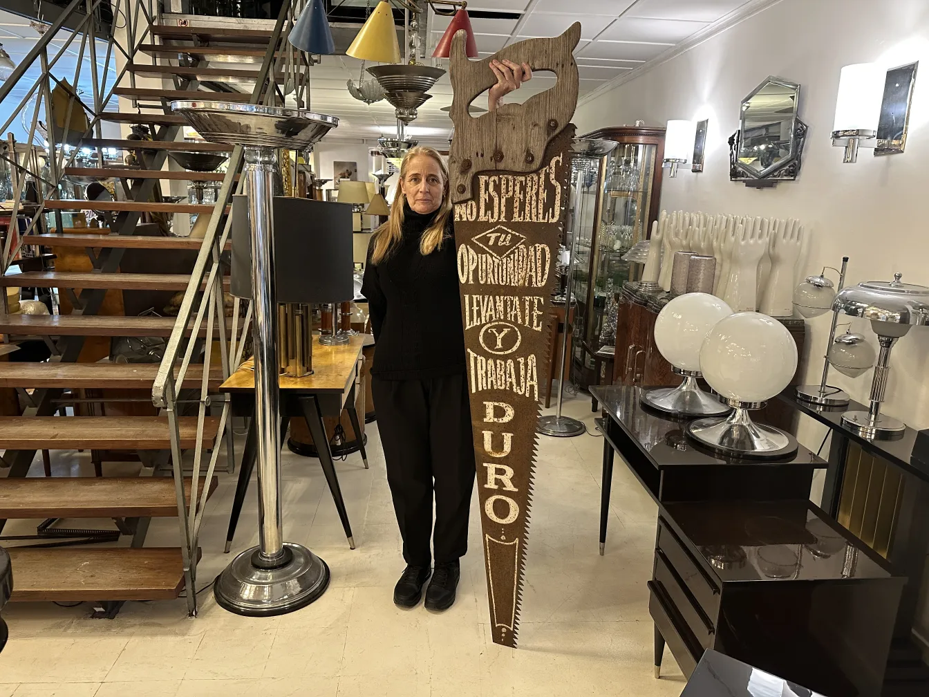 منشار الدعاية العتيق مع نقوش في بيئة عتيقة.