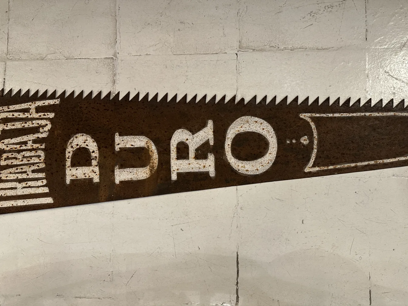 Serrote de publicidade antigo com design exclusivo e detalhes na lâmina, ambiente vintage.