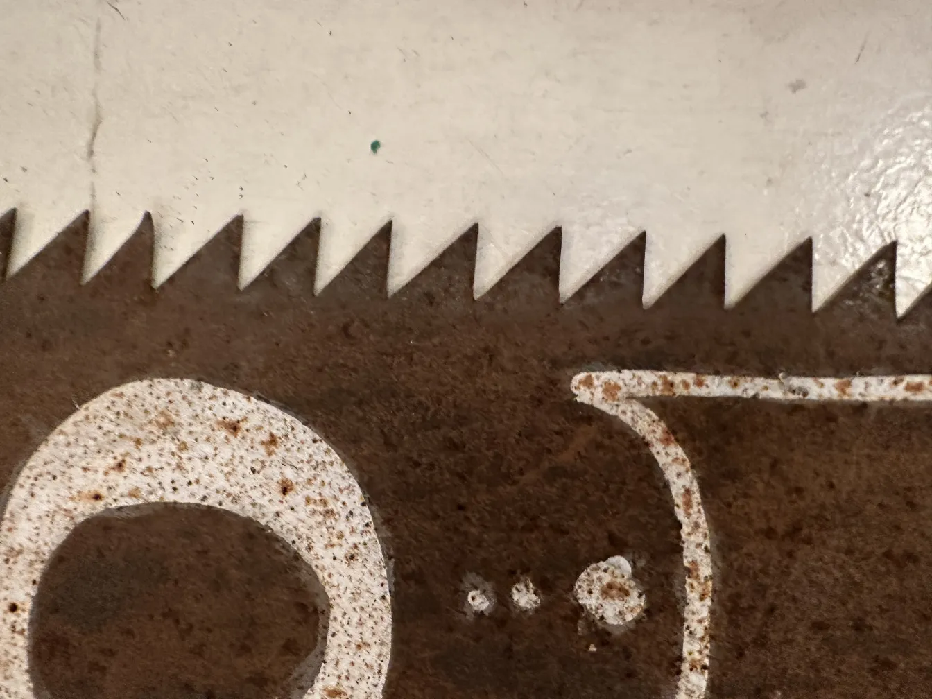 Sega pubblicitaria con denti arrugginiti e segni visibili, sfondo bianco.