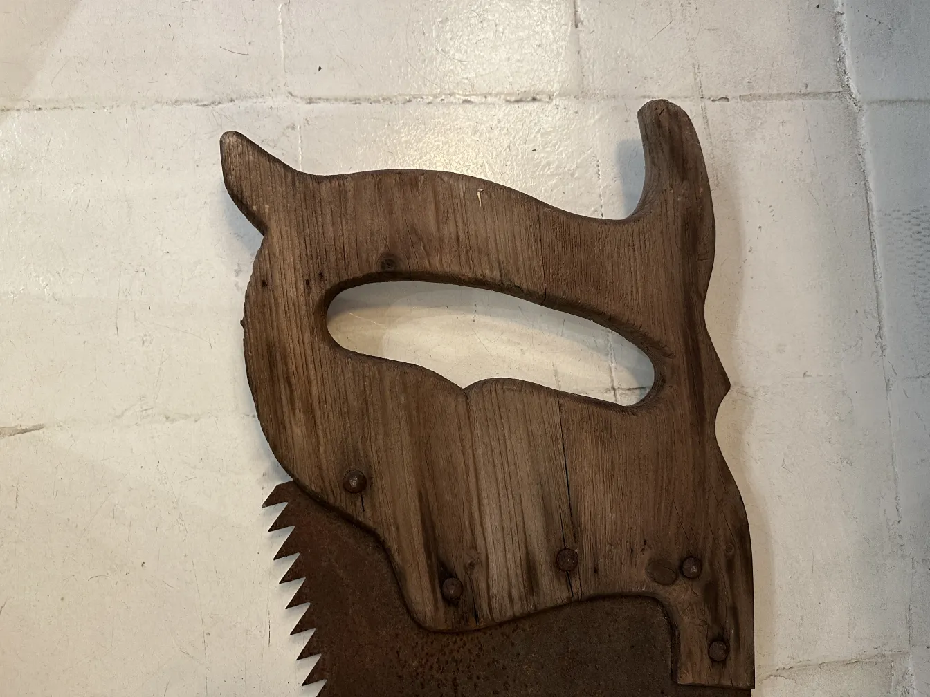 Antica sega pubblicitaria con design artigianale, dettagli visivi chiari e unici.