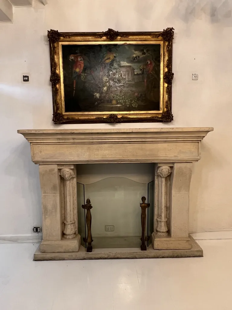 frente de lareira antigo com moldura dourada e pintura