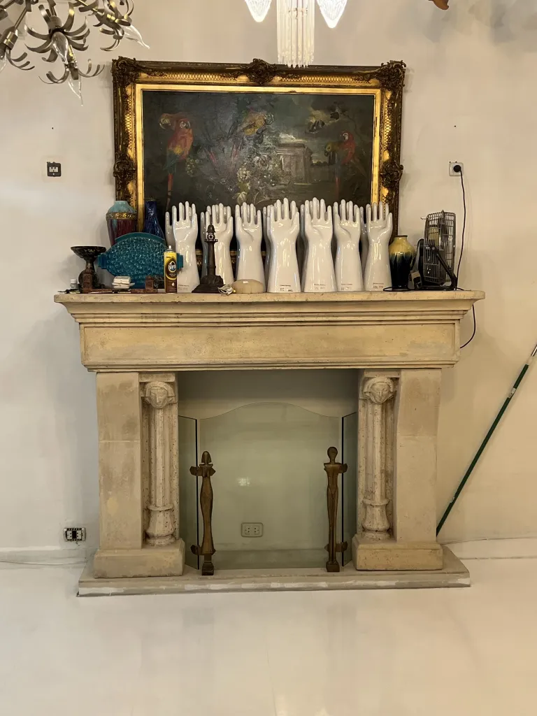 Antike Kaminfassade mit dekorativen Gegenständen und Kunst