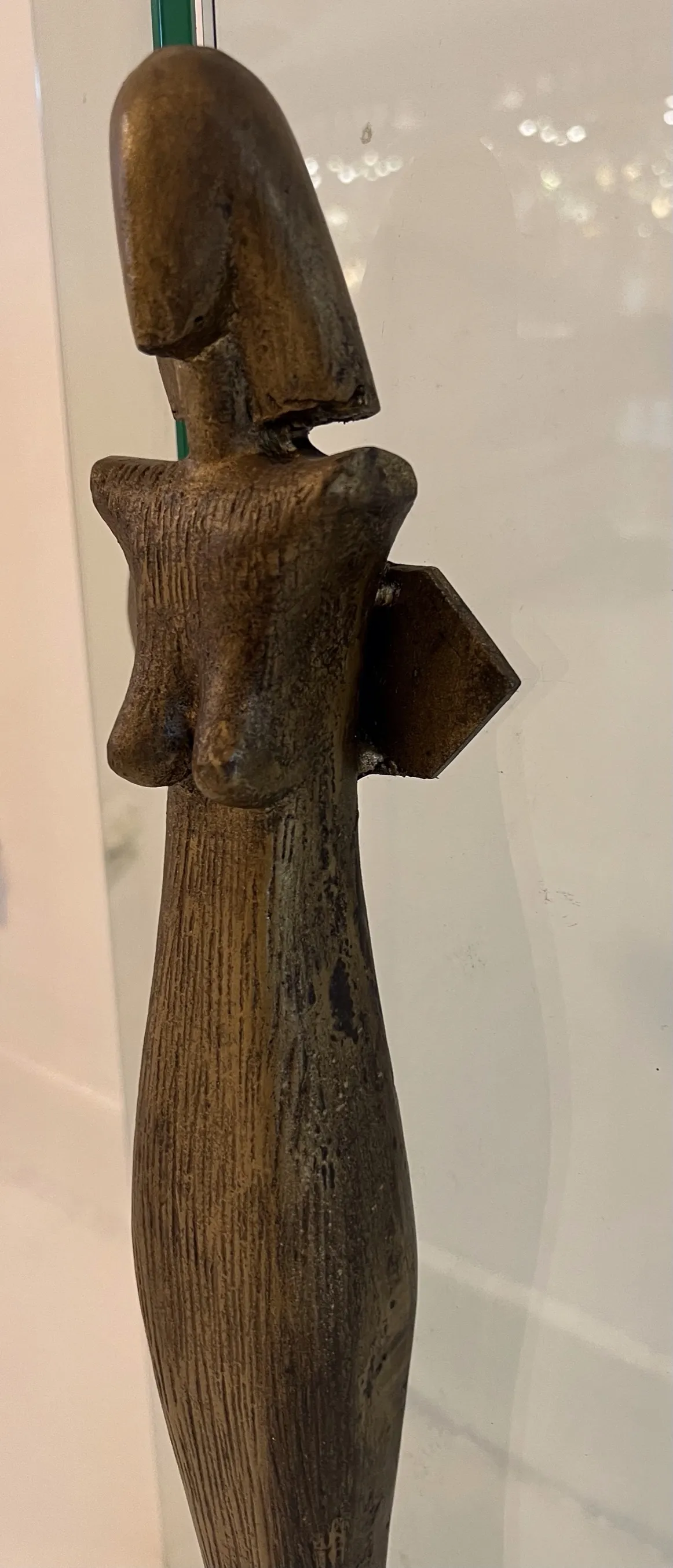 ऐतिहासिक आग के साथ चिमनी के सामने हस्तशिल्प विवरण प्राचीन वातावरण में