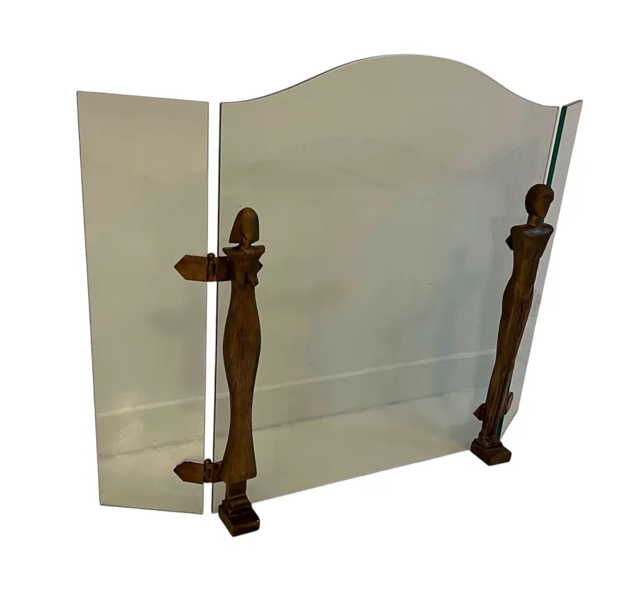 古い暖炉の正面にはスタイリッシュな詳細とフィギュアがあります