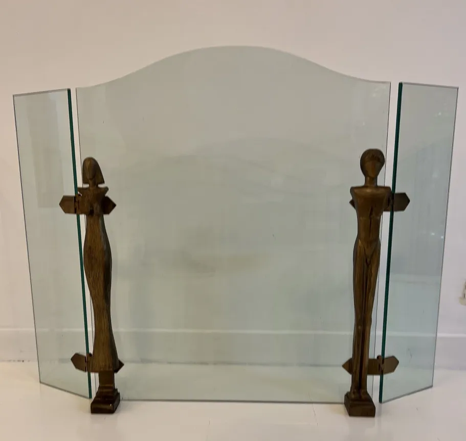 Antike Kaminfassade mit Figuren im Giacometti-Stil.