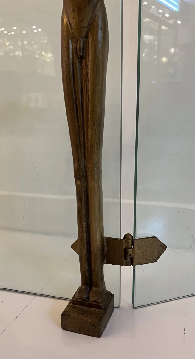 frente de lareira antigo com figura em ambiente aconchegante