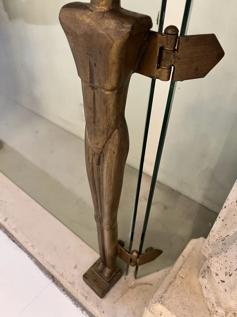 antike Kaminfassade mit stilisierter Figur Alberto Giacometti