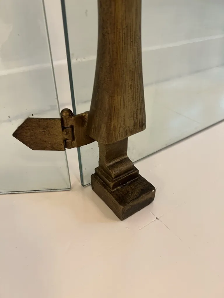 supporto di un'antica cornice del camino con design unico