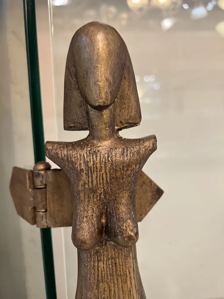 Frente de lareira antigo com detalhes únicos de Alberto Giacometti.